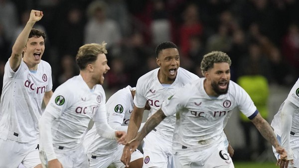 Birmingham - Aston Villa resmi memastikan tempat di Liga Champions musim depan. Kepastian ini diperoleh setelah Tottenham Hotspur, pesaing utama dalam perebutan posisi empat besar, kalah dari Manchester City. Kekalahan Tottenham Hotspur Tottenham Hotspur harus menerima kekalahan 0-2 dari Manchester City di kandang mereka, Tottenham Hotspur Stadium, pada Rabu (15/5/2024) dini hari WIB. Kekalahan ini menjadi berkah bagi Aston Villa, yang dengan demikian mengunci posisi empat besar di Liga Inggris sebelum pertandingan terakhir musim ini. Keberhasilan ini menjadi momen bersejarah bagi Aston Villa. Klub yang bermarkas di Birmingham ini terakhir kali berlaga di Liga Champions pada musim 1982/1983, ketika kompetisi tersebut masih dikenal sebagai Piala Champions. Pada musim itu, Villa berhasil mencapai babak perempatfinal setelah sebelumnya memenangkan gelar juara di musim 1981/1982 di bawah kepemimpinan mantan pelatih timnas Indonesia, Peter Withe. Bangkitnya Aston Villa Pencapaian ini menegaskan kemajuan pesat yang dialami Aston Villa sejak ditangani oleh Unai Emery. Mantan manajer Arsenal tersebut mengambil alih posisi pelatih dari Steven Gerrard pada Oktober 2022. Saat itu, Villa berada dalam situasi yang sulit dan hampir terdegradasi. Namun, di bawah arahan Emery, tim ini mampu bangkit dan kini berkompetisi di panggung Eropa yang paling bergengsi. Keberhasilan ini tentunya disambut dengan gembira oleh para penggemar dan seluruh elemen klub. Aston Villa telah menunjukkan performa yang konsisten sepanjang musim, yang menjadi kunci utama dalam meraih posisi empat besar. Perubahan taktik dan strategi yang diterapkan oleh Emery terbukti efektif dalam mengangkat performa tim. Penampilan impresif dari beberapa pemain kunci juga turut berkontribusi dalam kesuksesan ini. Pemain-pemain seperti Ollie Watkins dan John McGinn tampil cemerlang dan menjadi pilar penting dalam setiap pertandingan. Solidnya lini pertahanan yang dikomandoi oleh kiper Emiliano Martínez juga menjadi faktor penentu dalam meraih hasil positif sepanjang musim. Selain itu, manajemen klub juga berperan penting dalam keberhasilan ini. Kebijakan transfer yang cerdas dan perekrutan pemain-pemain berkualitas telah memberikan dampak positif bagi performa tim. Dukungan penuh dari para penggemar juga tidak bisa diabaikan, karena semangat dan loyalitas mereka menjadi dorongan moral bagi para pemain di lapangan. Comeback Kualifikasi ke Liga Champions ini bukan hanya prestasi besar bagi Aston Villa, tetapi juga menjadi langkah awal untuk membangun masa depan yang lebih cerah. Partisipasi di kompetisi elit Eropa ini akan memberikan pengalaman berharga bagi para pemain dan kesempatan bagi klub untuk bersaing dengan tim-tim terbaik di benua ini. Selain itu, pendapatan dari partisipasi di Liga Champions akan memberikan suntikan dana yang dapat digunakan untuk memperkuat skuad di masa mendatang. Dengan kembalinya Aston Villa ke Liga Champions setelah lebih dari empat dekade, para pendukung kini memiliki harapan baru. Mereka berharap tim kesayangan mereka tidak hanya tampil sebagai peserta, tetapi juga mampu bersaing dan mencapai prestasi yang membanggakan di level tertinggi sepak bola Eropa. Aston Villa telah menunjukkan bahwa dengan tekad dan kerja keras, segala sesuatu mungkin dicapai. Kini, semua mata tertuju pada musim depan, di mana mereka akan mencoba untuk mengulang kesuksesan musim ini dan membuat sejarah baru di Liga Champions. Klub ini siap membawa kembali kejayaan dan menjadi kekuatan yang diperhitungkan di Eropa. Perjalanan ini baru saja dimulai, dan seluruh komunitas Aston Villa siap untuk mendukung setiap langkah tim mereka menuju puncak kejayaan.